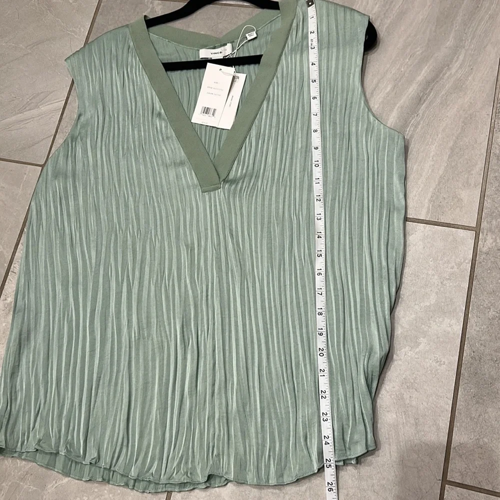NWT $295 Vince Sleeveless Double V - neck blouse Top crushed Green large - Picture 11 of 12